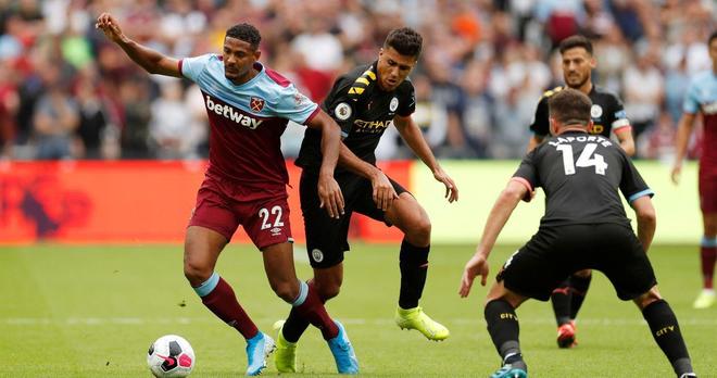 布莱顿球员三笘薰与日本战犯合影引发争议，俱乐部致歉未提菲律宾球迷，引发不满。（三笘薰被曝与遭指战犯者合影惹议，布莱顿致歉却未提菲律宾球迷引不满）