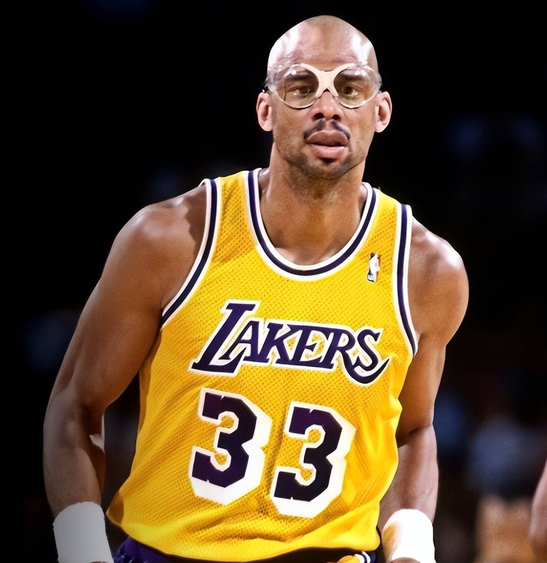 长春亚泰队启程出征青岛时，球迷用歌声为将士们送行（长春亚泰启程赴青岛，球迷以歌相送）