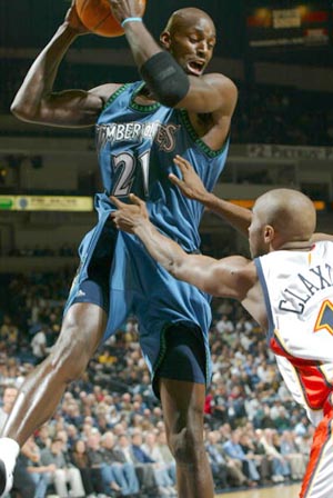 稳定输出！马尔卡宁23中11得到33分16板5助攻4抢断（火力稳定！马尔卡宁23投11中轰下33分16篮板5助攻4抢断）