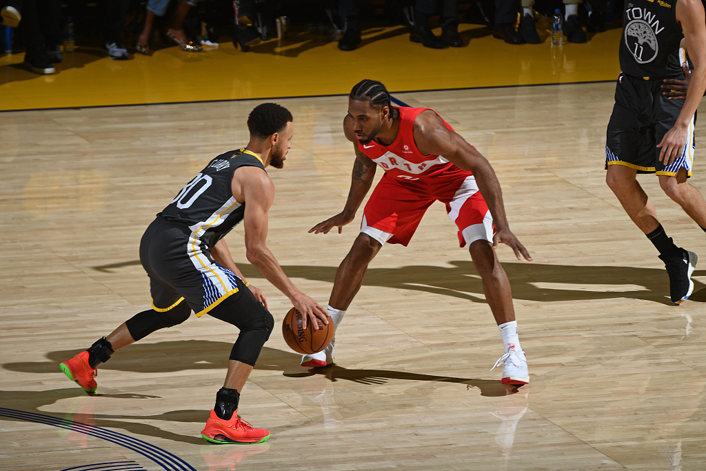 美媒：由于库里缺阵，76人主场最低门票降至8美元（美媒：因库里缺席，76人主场最低票价仅8美元）