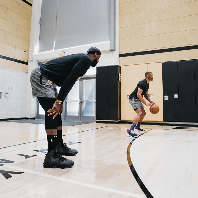 诺威尔半场表现惊人，独砍20分领先全队（诺威尔半场神勇，轰下20分领衔全队）