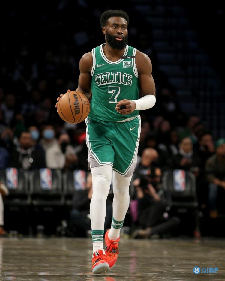 今日赛前热身时，库里上脚梦之队配色的科比6代球鞋（库里赛前热身脚踩梦之队配色科比6代球鞋）