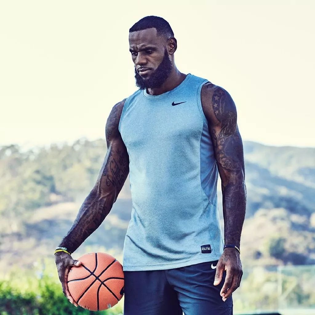 伯恩利遭遇英超七连败连场惜败，排名跌入降级区（伯恩利英超七连败屡遭小负，排名滑落至降级区）