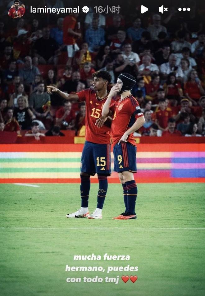 球员受伤倒地，全队围上去（球员倒地受伤，全队纷纷围拢）