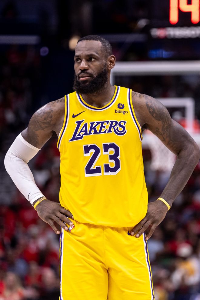 37岁库里太疯狂！刷新NBA过去79年三分纪录，勇士却吞三连败（37岁库里狂刷纪录：改写NBA79年三分历史，勇士却陷三连败）